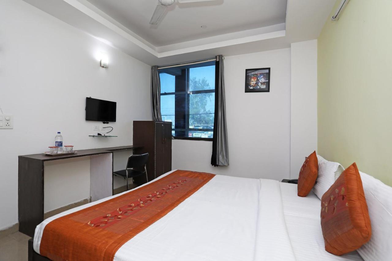 Oyo 11392 The Hotel Grand Hospitality Noida Dış mekan fotoğraf